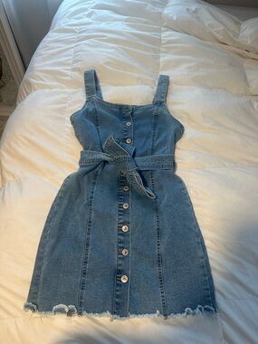 Sleeveless Blue Denim Button-Front Mini Dress with Tie Belt